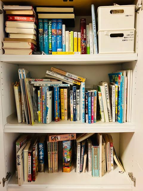 本棚清掃の最中の画像