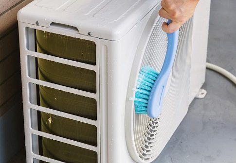 室外機掃除中の画像