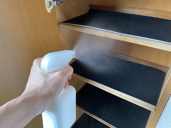 下駄箱掃除中の画像
