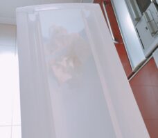 照明器具掃除中の画像