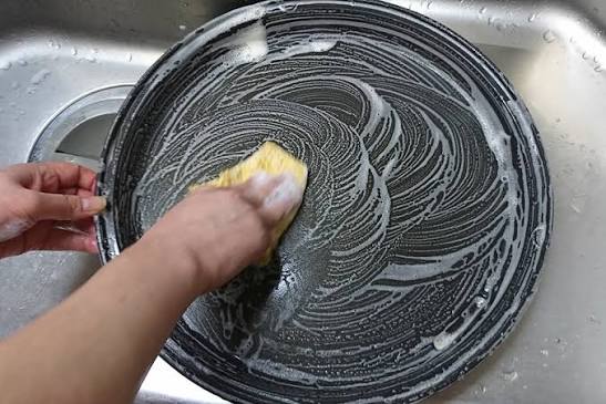 ホットプレート掃除中の画像