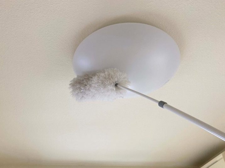 照明器具掃除中の画像