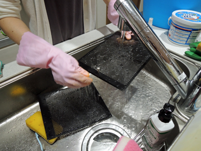 レンジフード掃除中の画像