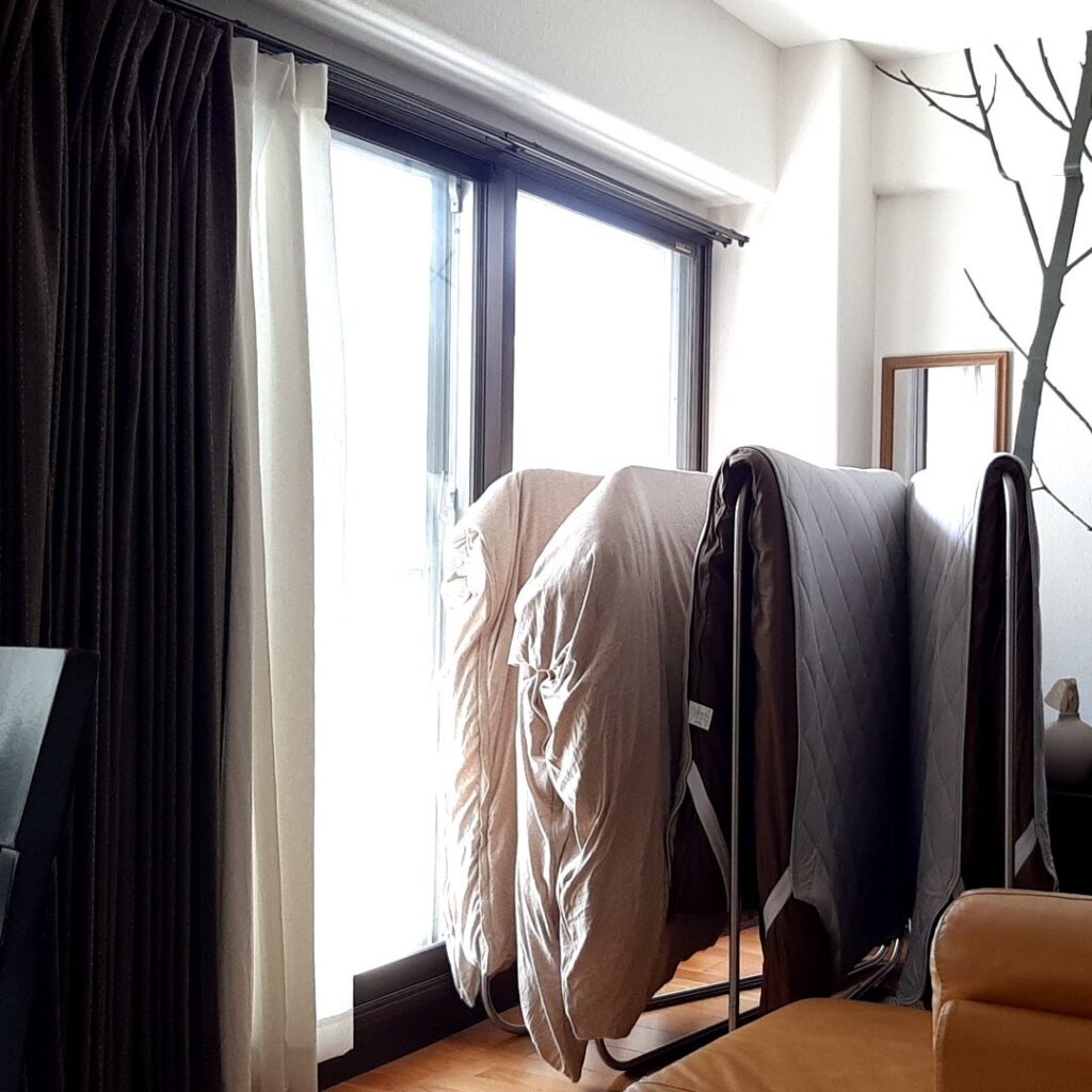 布団掃除後の日干ししている画像