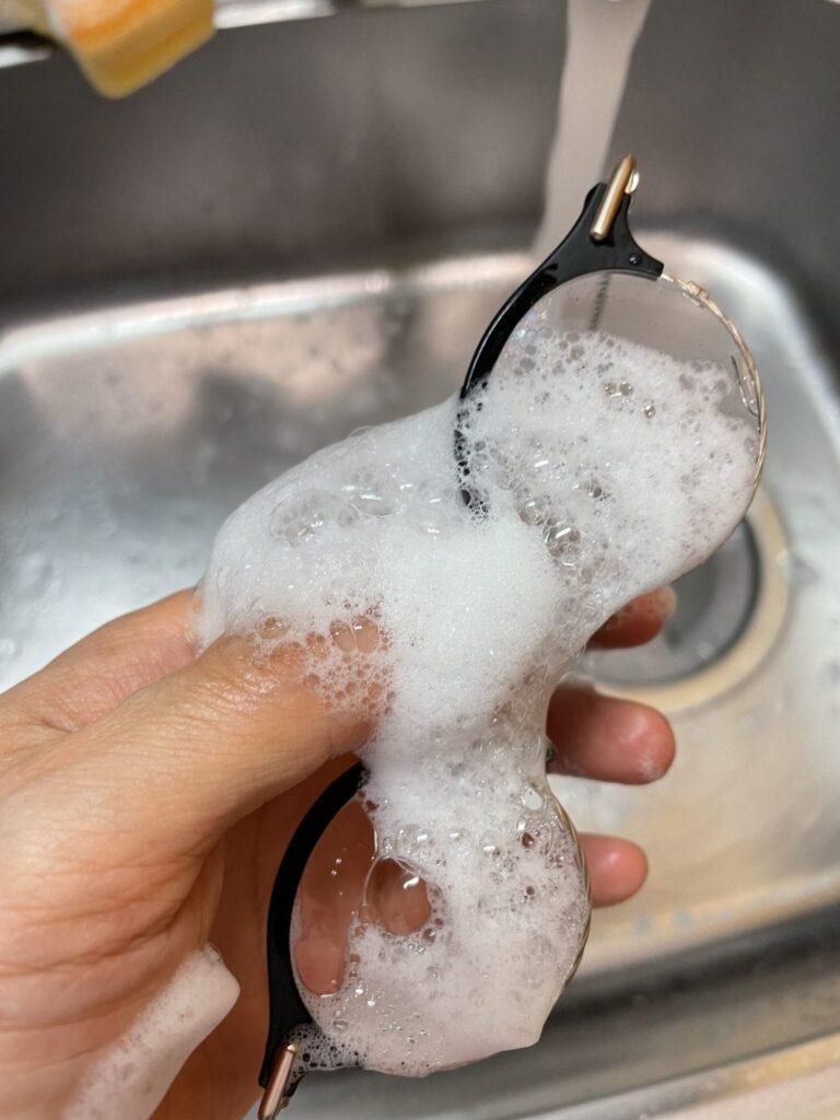 メガネ掃除中の画像