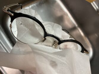 メガネ掃除の仕上げに拭いている画像
