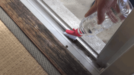 窓サッシ掃除前の画像