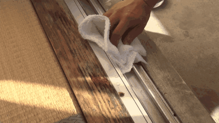 窓サッシ掃除中の画像