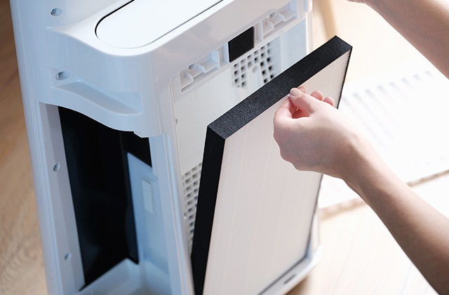 空気清浄機のフィルターを外している画像