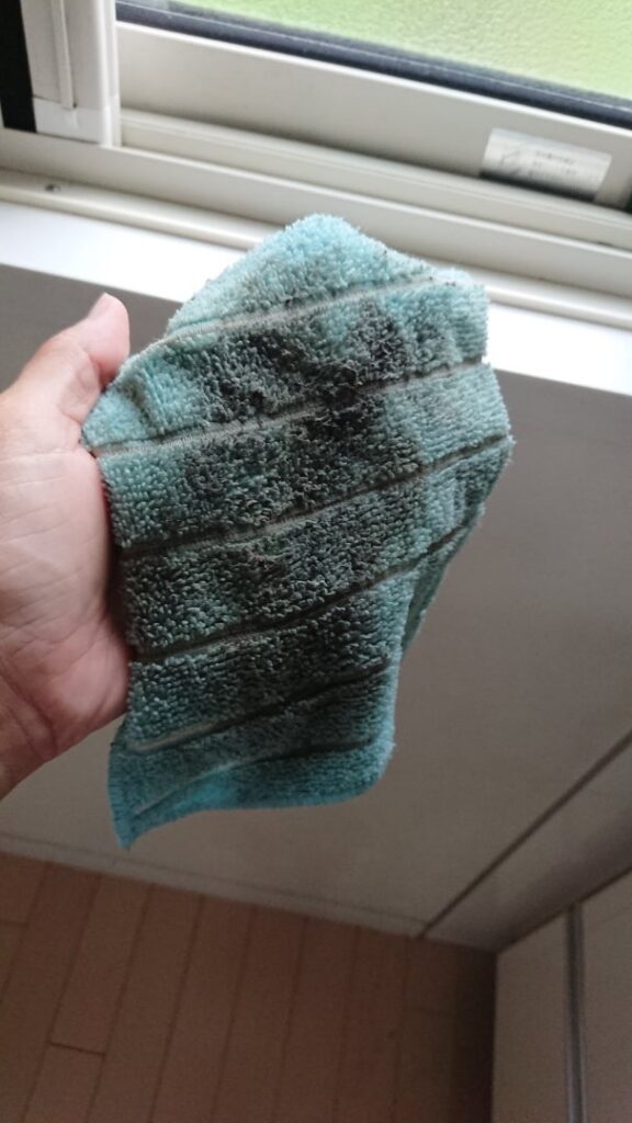 拭き掃除後の汚れた雑巾の画像