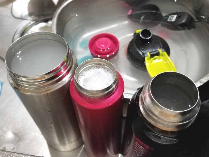 浸け置き洗い中の水筒の画像