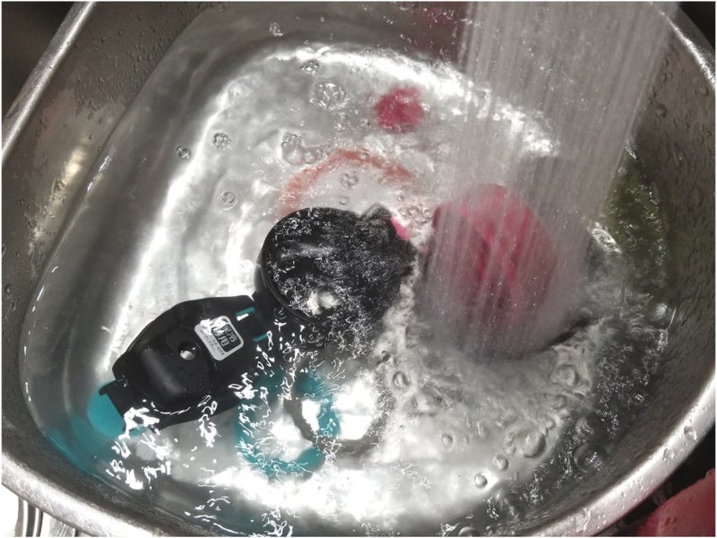 水筒を水洗いしている画像