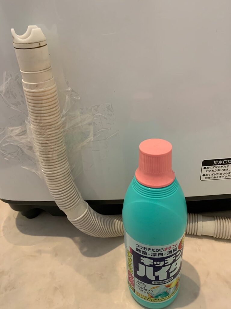 洗濯機のホース掃除中の画像