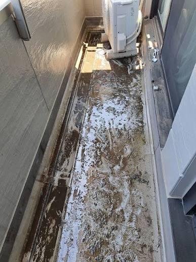 掃除前のベランダの汚れ画像