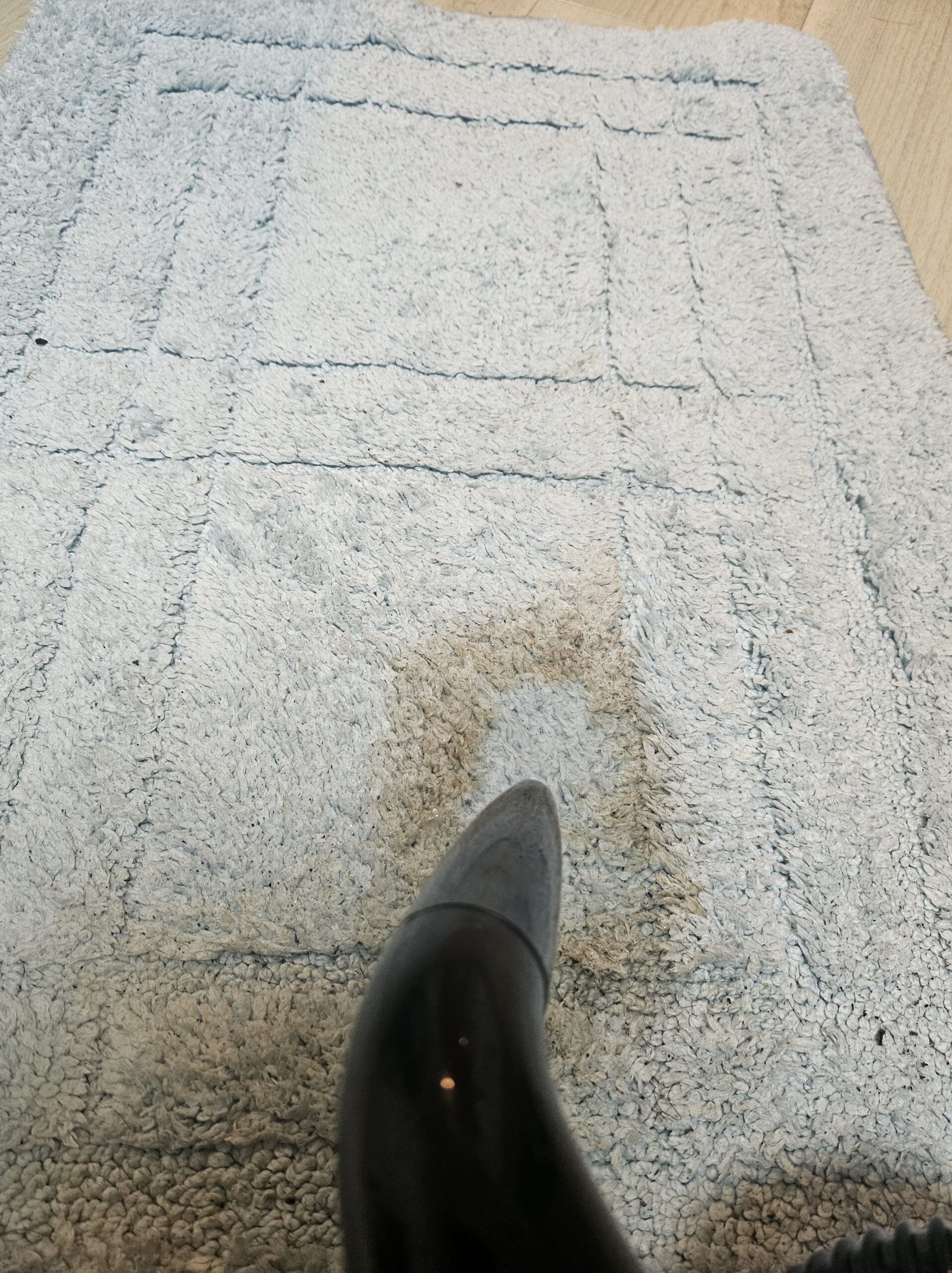 UWANTリンサークリーナーで汚れを溶かしている画像