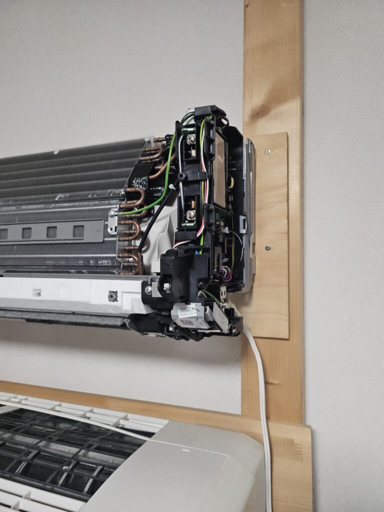 エアコン分解清掃中の画像